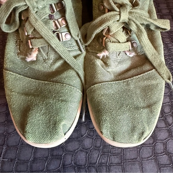 TOMS Canvas Chukka High-Low Ankle Boot Shoe Green Faux Leopard Fur Lined
US 10 - Picture 4 of 11